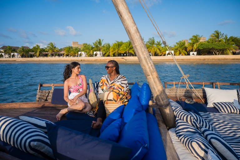 Sailing to the reef by dhow
